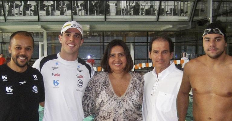 Arilson Silva, Bruno Fratus e Felipe França, à direita, são recebidos pelo casal Márcia e André Passoni para treino em espaço aquático de universidade, em São Paulo. - -