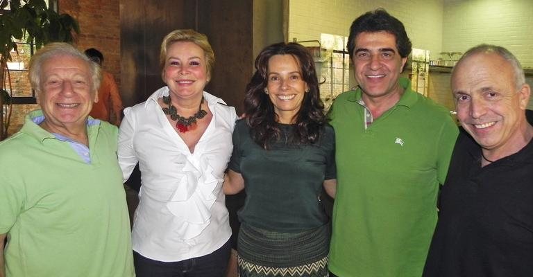 Juca Chaves e sua Yarinha almoçam com o casal Ana Claudia e Fernando Burattini e Gustavo Rosa, São Paulo. - -