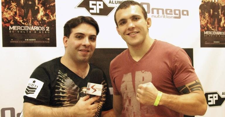 Caetano Abbruzzini entrevista o lutador de UFC Luiz Cane para o portal PanoraMMA 360, em Taboão da Serra, Grande São Paulo. - -