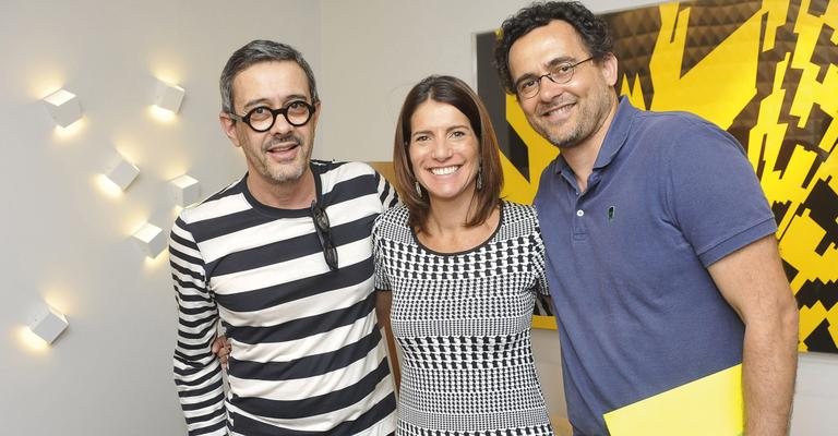 Alessandra Friedmann celebra com Waldick Jatobá e Maneco Quinderé mostra de design em sua loja, em SP. - -