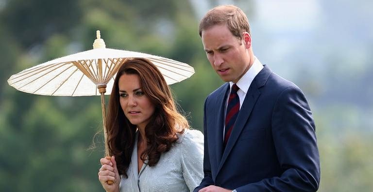 Kate Middleton e Príncipe William visitam memorial de guerra em Singapura - Getty Images