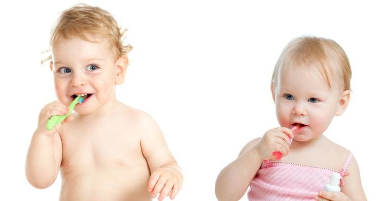 Após as mamadas, a mãe deve limpar a boca do bebê com algodão ou gaze umedecidas com água filtrada ou fervida. A partir de um ano e meio, já é possível iniciar a escovação - Foto-montagem Shutter Stock