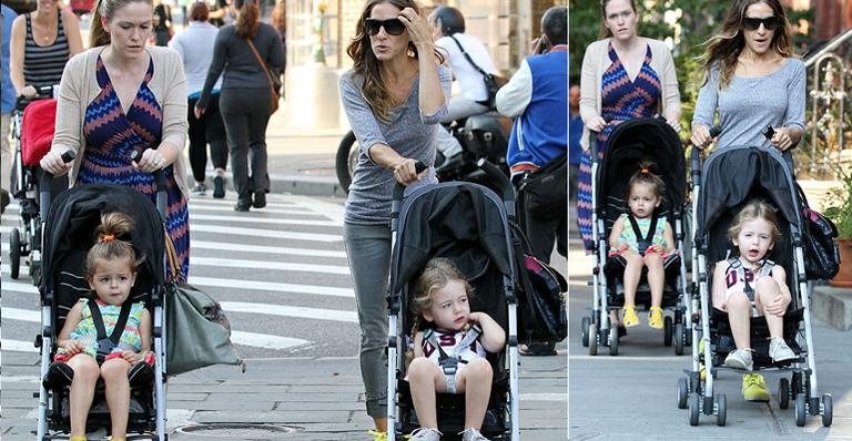 Sarah Jessica Parker e suas gêmeas, Tabitha e Marion, em tarde de passeio por Nova York, Estados Unidos - Splash News splashnews.com