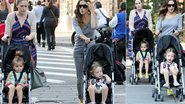 Sarah Jessica Parker e suas gêmeas, Tabitha e Marion, em tarde de passeio por Nova York, Estados Unidos - Splash News splashnews.com