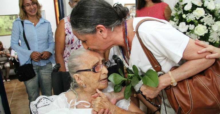 Maria Bethânia beija a mãe, Dona Canô, em seu aniversário de 105 anos - Edgar de Souza / AgNews