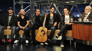 Jô Soares com a banda Jota Quest - TV Globo/ Ricardo Martins