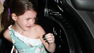 Exibindo unhas pintadas de verde, Suri Cruise se incomoda com fotos - Grosby Group