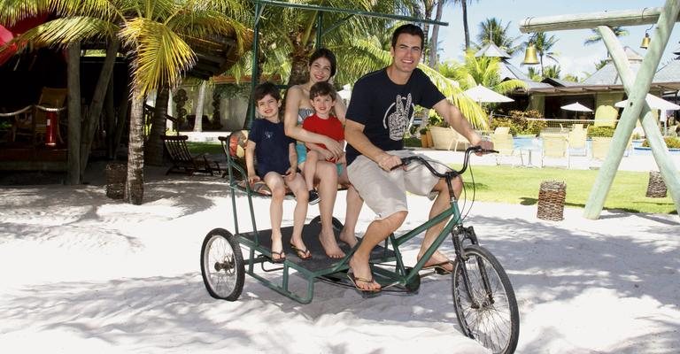 Longe da TV desde o fim de Fina Estampa, em março, o ator desfruta momentos em família,
em Pernambuco, e se diz pronto para voltar ao ar. - -