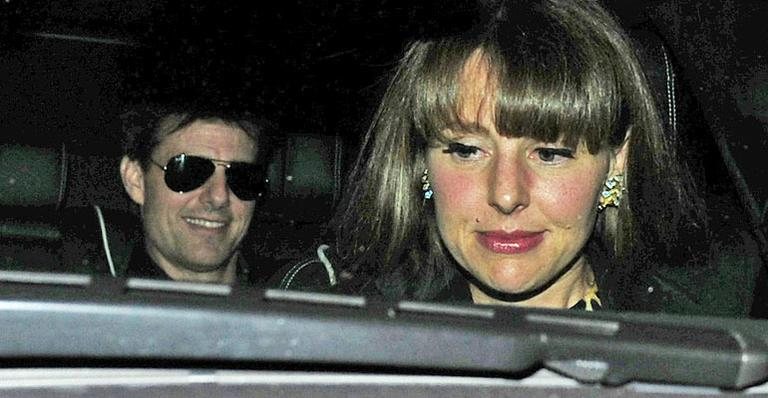 Tom Cruise aparece com moça desconhecida em Londres, na Inglaterra - Grosby Group