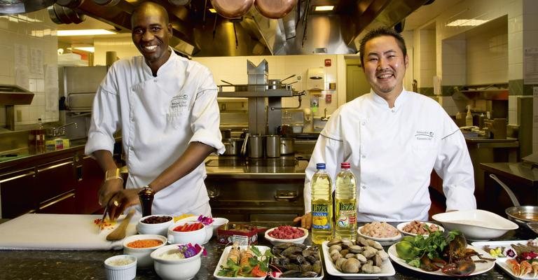 Com auxílio do chef senegalês Djbril Ndiay, Takei elabora o prato à base de frutos do mar. - Fernando Lemos