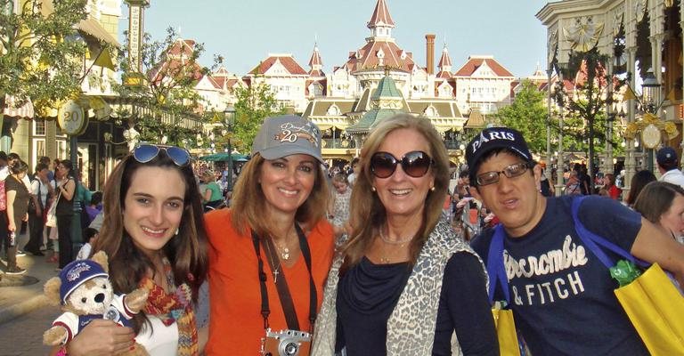 Na França, com Bruna, Kiki e Fernandinho, em dia de sol na Euro Disney. - -