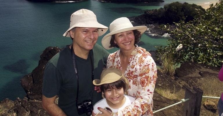 Com o marido e o herdeiro, jornalista ministra palestra - -