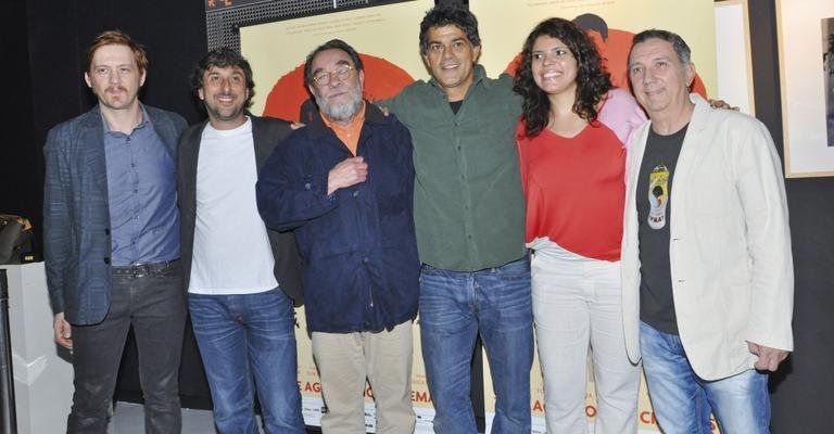 Vicente Amorim, de camiseta branca, lança seu filme, em SP, com André Frateschi, do elenco, Fernando Morais, autor do livro que inspira o longa, Eduardo Moscovis, também do elenco, Eliane Ferreira e João Daniel, ambos da produtora, na première. - -