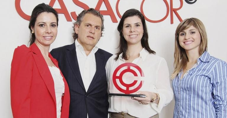 Angelo Derenze, pres. da mostra, entrega prêmio às arquitetas e sócias Cristina Rocha, Patrícia Rocha, irmã de Cristina, e Rosana Andrade, na categoria Melhor Ambiente, em São Paulo. - -