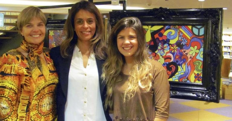 Karla Bratfisch, à dir., abre exposição, em SP, na presença da mãe, Rachel Bratfisch, e de Rosangela A. Oliveira. - -