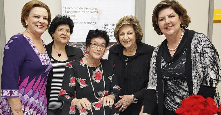 Lourdes De Vita, ao centro, é parabenizada por Leila Foroni, Ana Maria Guimarães, Nereide Castaldelli e Vera Monari em noite de autógrafos de seu livro A História de Cada Um, São Caetano do Sul, SP. - -