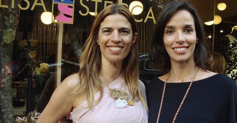 Elisa Stecca apresenta à Melissa Oliveira nova coleção de joias e porcelanas em sua loja, na capital paulista. - -