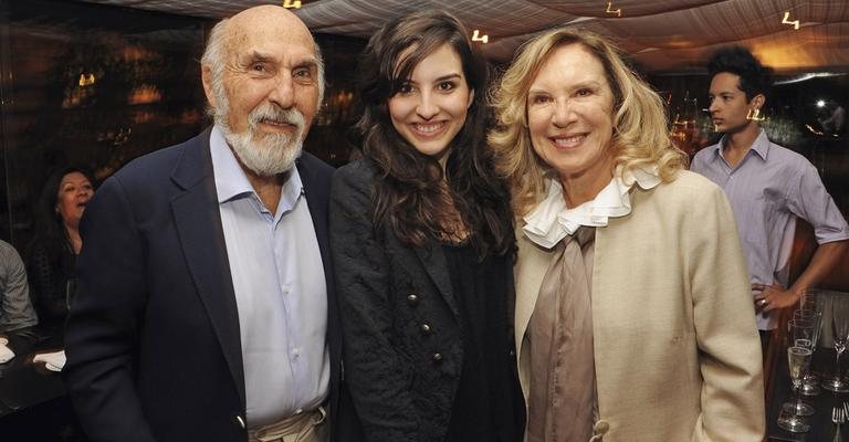 Chloé Gaya, entre os avós, Jacques e Janine Goossens, celebra o noivado dos - -