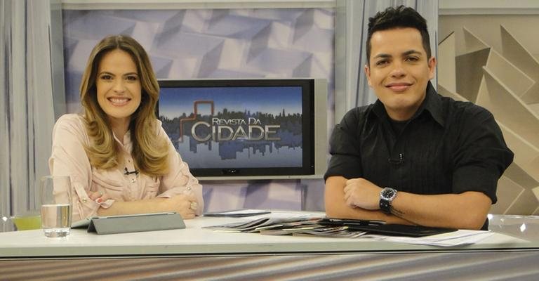 A versátil dupla Regiane Tápias e Marcelo Bandeira apresenta a atração diária de variedades nos estúdios da TV Gazeta, em São Paulo. - -