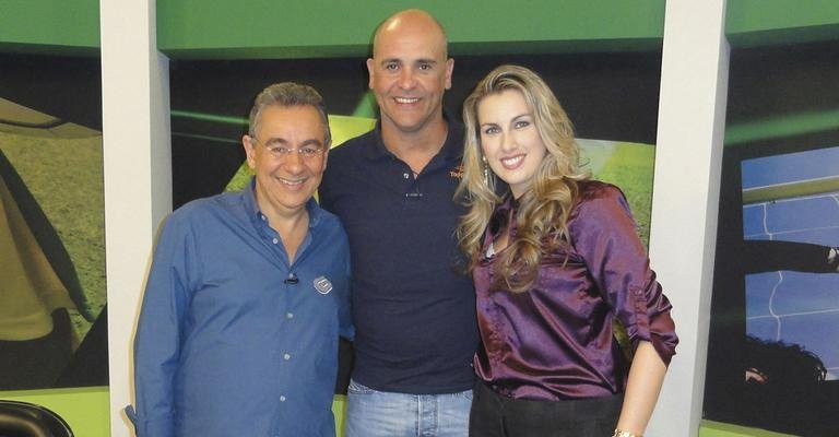 Flávio Prado e Michelle Giannella recebem o ex-goleiro Marcos (ao centro), na atração da Gazeta, em SP. - -