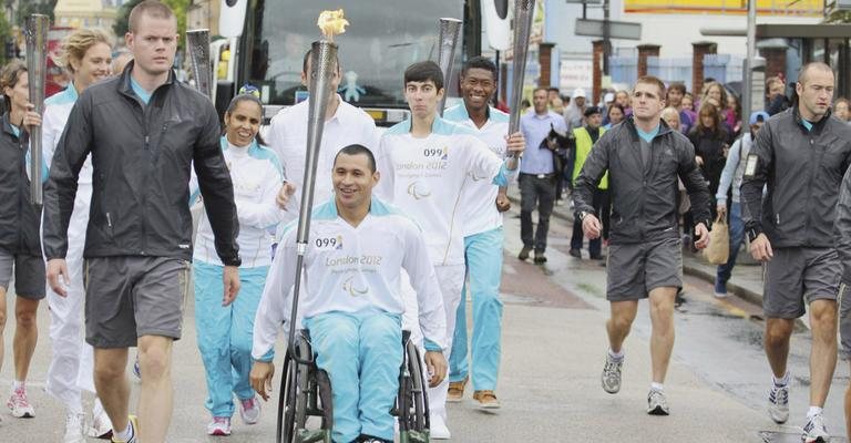 O atleta Clodoaldo Silva leva a tocha durante os Jogos Paralímpicos de Londres. - -