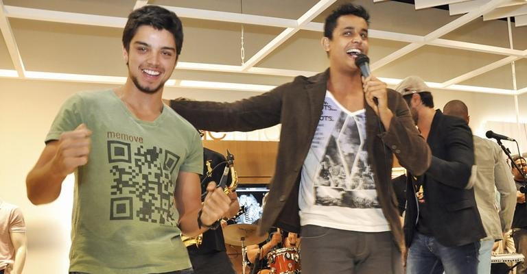 Rodrigo Simas se diverte com Lincoln Sena, da banda Duas Medidas, em abertura de loja de roupas, em shopping da capital baiana. - -