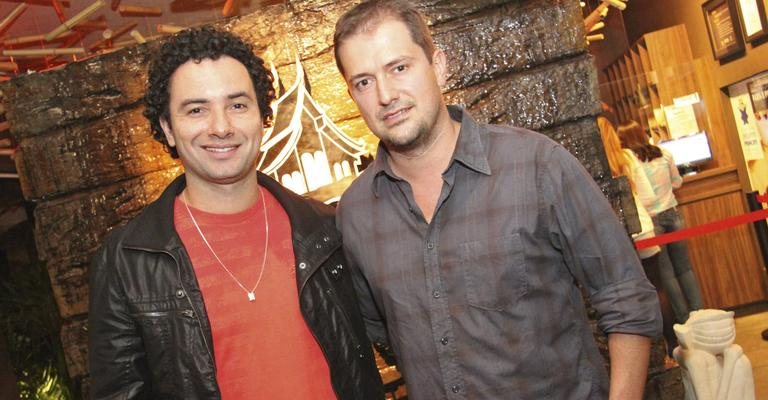 Marco Luque prestigia bar de Curitiba ao lado de Giocondo Villanova Artigas Neto, um dos sócios do local. - -