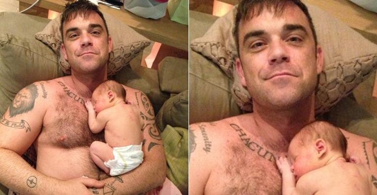 Robbie Williams posta primeira foto de Theodora, sua filha com Ayda Field - Reprodução Site Oficial Robbie Williams