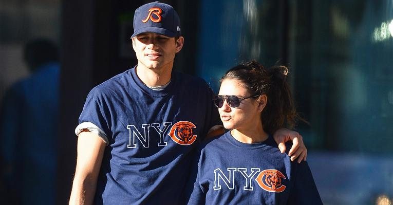 Ashton Kutcher e Mila Kunis passeiam com roupas idênticas - Splash News