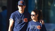 Ashton Kutcher e Mila Kunis passeiam com roupas idênticas - Splash News