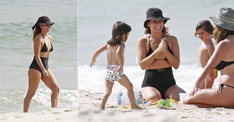 Giovanna Antonelli se diverte entre Sofia e Antonia na praia da Barra, Rio. A boa forma com
cinco quilos a menos em biquíni que evoca a década de 1940. - Dilson Silva