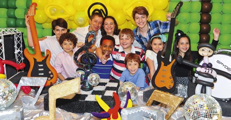 Nicholas, Constantino e Vera Lúcia, pais do aniversariante, Renan, de xadrez, Guilherme,
Jean Paulo, o anfitrião, Matheus, Maisa e Kiane festejam. - João Passos