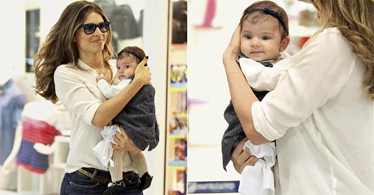 A menina, de 4 meses, da relação da atriz com Cauã Reymond, mostra-se estilosa
no aeroporto carioca. De tiara no cabelo e vestido jeans, Sofia olha tudo à sua volta com curiosidade. - Henrique Oliveira/Rio News