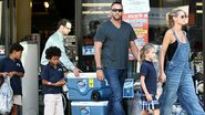 Ao lado do namorado, Martin Kristen, Heidi Klum busca filhos na escola - The Grosby Group