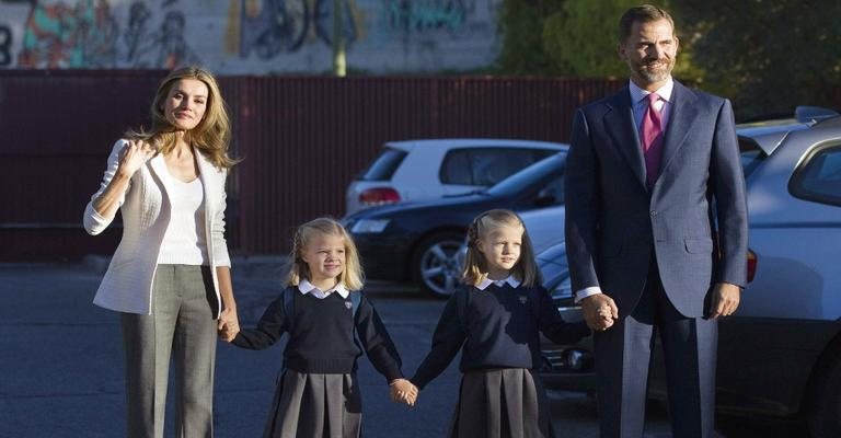 Casal real leva as herdeiras à escola - Reuters/Susana Vera