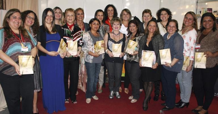 As autoras e colaboradoras Dyandreia Portugal, Neide Galli, Renata Bednarski, Tais Monteiro, Isis Berlinck Renault, Glenda Garbe, Conceição Santos, Eliana Neri, Claudia Carvalho, Adina Worcman, Janes Barwinski, Sandra Hasmann, Arlete Trentini, Maria - -