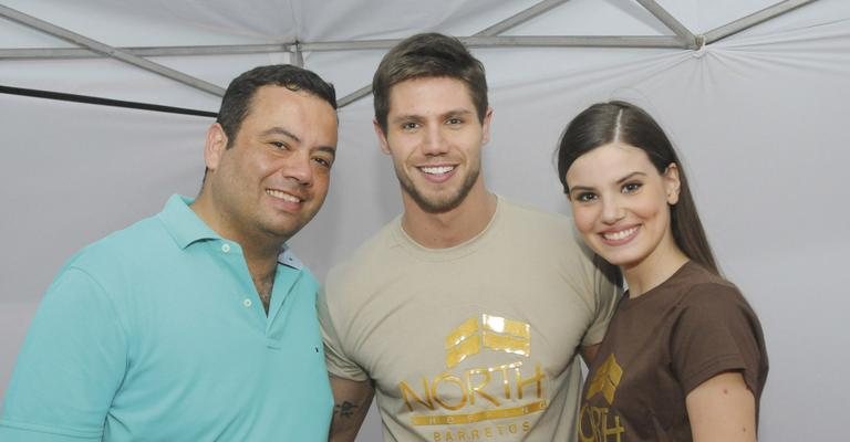 O modelo e ex-BBB Jonas Sulzbach em Barretos, SP, com Ricardo Martins Marques, do shopping, e a colega Camila Queiroz. - -