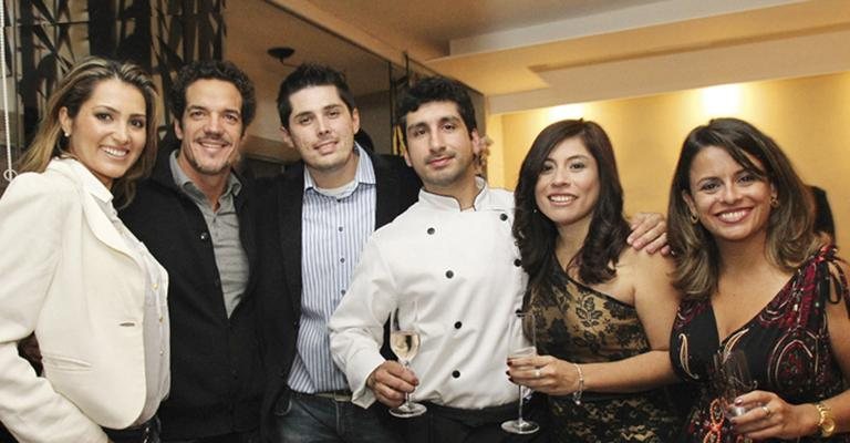 Ivy Rocha e o noivo, o ator Carlos Machado, felicitam os sócios de restaurante, em SP, André Keselring Rodrigues, Christian Báscones Cavero, também chef, Jacqueline Torres Villar e Gina Maria Mejia Jimenez. - -