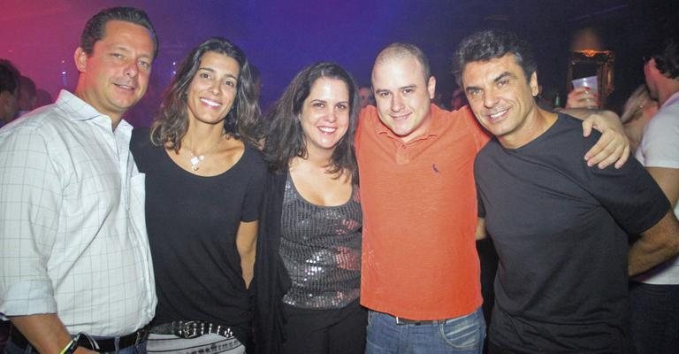 O casal Guilherme e Mariana Batochio curte festa com os amigos Mirela Bayer, Diego Fernandes e Raul Boesel, em Guaratinguetá, SP. - -