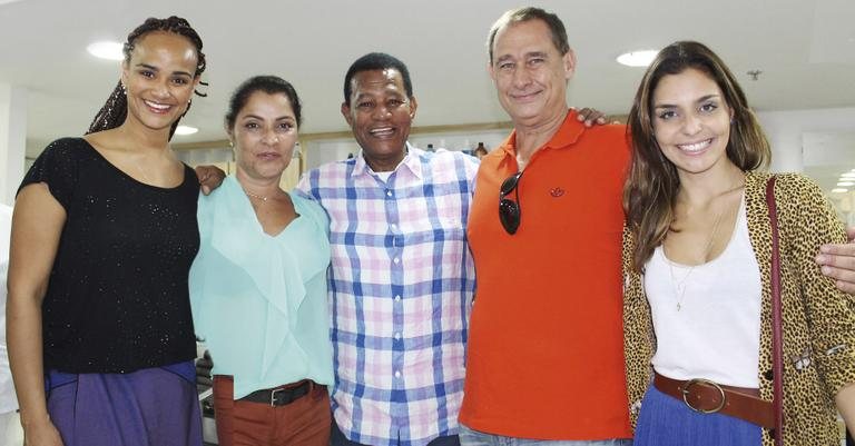 Com a filha Luciana Mello, Jair Rodrigues (ao centro) recebe Angelina Muniz, Álvaro José e Aline Muniz, filha de Angelina, em evento beneficente, em São Paulo. - -