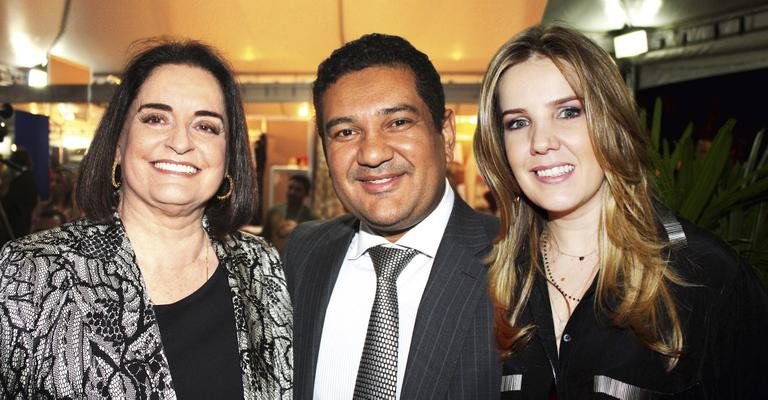 No DF, a embaixatriz Lúcia Flecha de Lima, Wander Azevedo e Isabela Guerra conferem evento que tem os trabalhos manuais como grandes protagonistas. - -