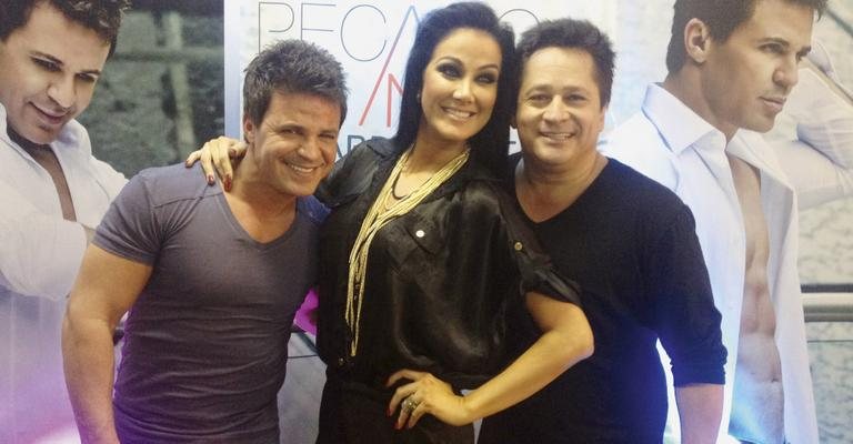 Eduardo Costa e Leonardo fazem show em Uberlândia e confraternizam com a bela Helen Ganzarolli. - -