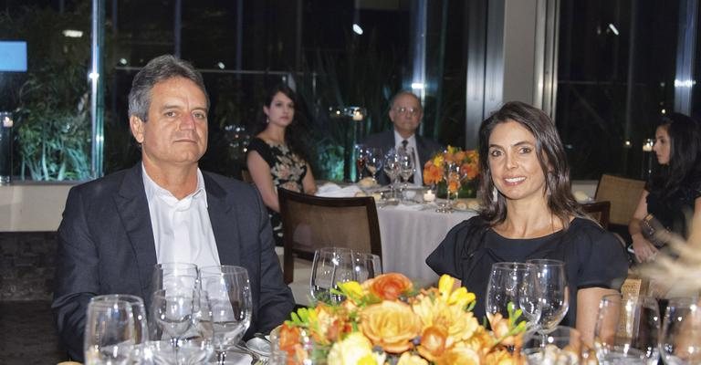 Com o amado, o dentista Laércio Vasconcelos, a chique empresária de moda Rosangela Lyra prestigia o jantar e leilão em prol do Instituto Arte de Viver Bem, na sede da Federação das Indústrias do Estado de São Paulo, Fiesp, na capital paulista - -