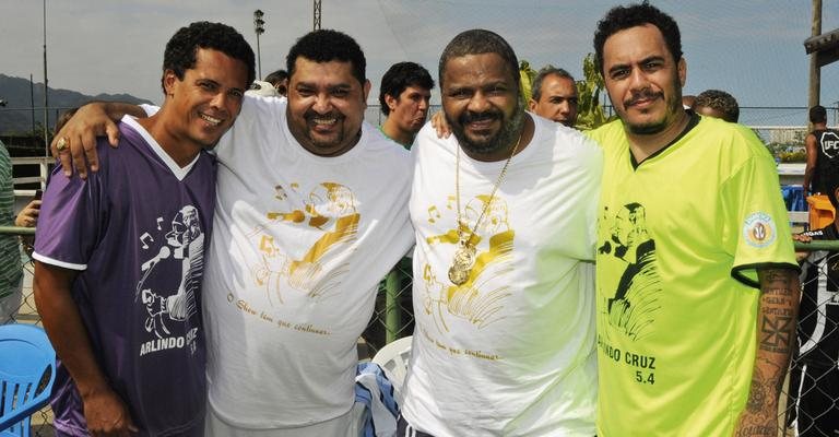 Leandro Sapucahy e Marquinho Sensação felicitam Arlindo Cruz por seus 54 anos em dia de futebol entre amigos com Marcelo D2, na Barra. - -