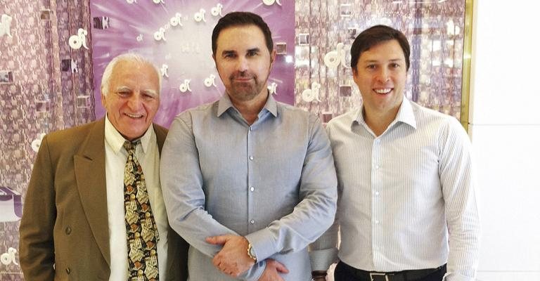 Ao centro, Idemar Froldi Júnior, do Grupo Nutrilatina, firma parceria com José Leonardo Jorge e o filho Leonardo Diniz Jorge, ambos de drogaria, em São Paulo. - -