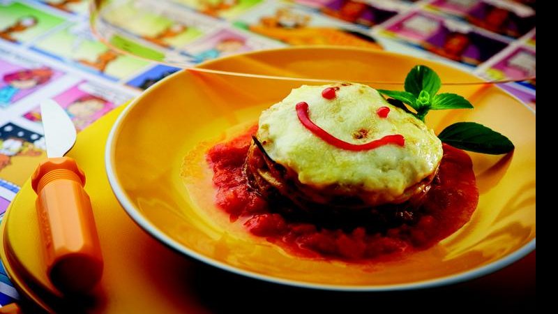 “Acho a lasanha um prato fácil e rápido de preparar, além de despertar o interesse das crianças para comer. Sem contar que eles podem ajudar no preparo e na montagem. Vira uma brincadeira divertida!”, Chef Frederico Barroso - Fotos: Martin Gurfein; Produção de objetos: Carina Paoletti