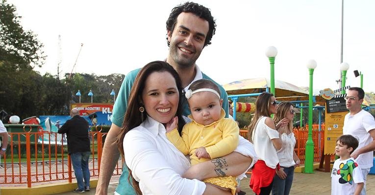 Mariana Belém com a pequena Laura e o marido Cristiano Saab - Manuela Scarpa / Foto Rio News