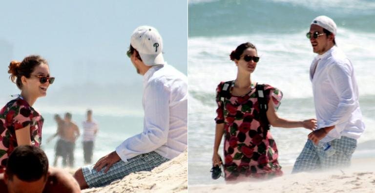 Nathalia Dill e Caio Sóh na praia da Barra da Tijuca - Gabriel Rangel / AgNews.