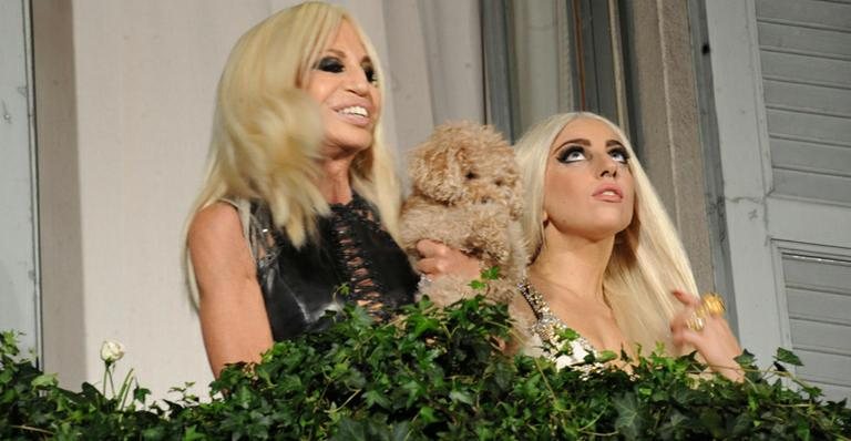 Donatella Versace e Lady Gaga: diversão em Milão - Splash News