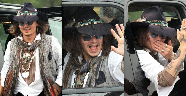 Ator Johnny Depp faz visita surpresa à tribo em Oklahoma, nos Estados Unidos - The Grosby Group